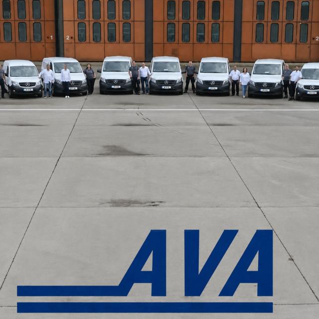 Team mit Servicefahrzeugen