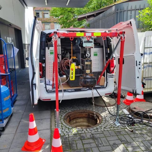 Servicefahrzeug mit Kran